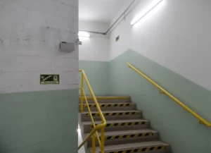 Inspeção de Escada com Iluminação e Sinalização de Emergência